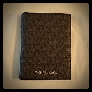 LAST CHANCE 🌞 NWOT Michael Kors Passport Holder
